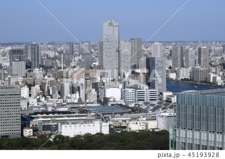 日本の東京都市景観 閉場した築地市場など、街並みを望む 45193928