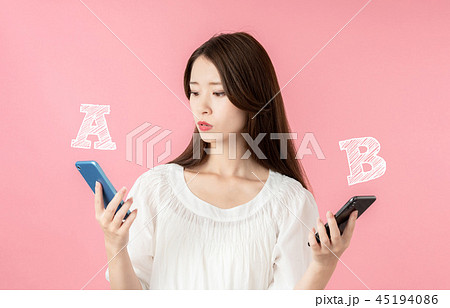 スマホを比べる女性 スマホを比べる女性 45194086