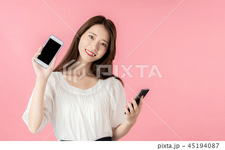スマホを比べる女性 45194087