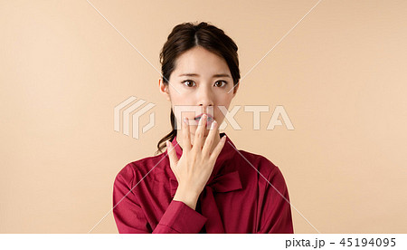 驚く女性 45194095
