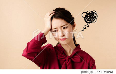 不満顔の女性 不満顔の女性 45194098