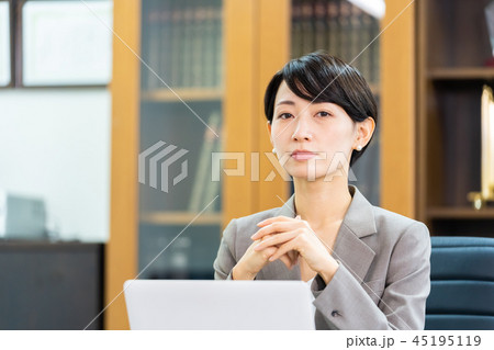 女性社員 個人事務所 司法書士 会計士 真剣な顔の写真素材