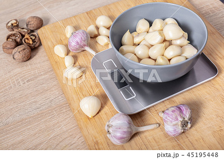 peeled garlic in a bowl close-up 45195448