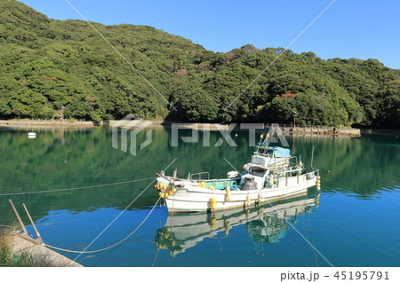 海と山と漁船 45195791