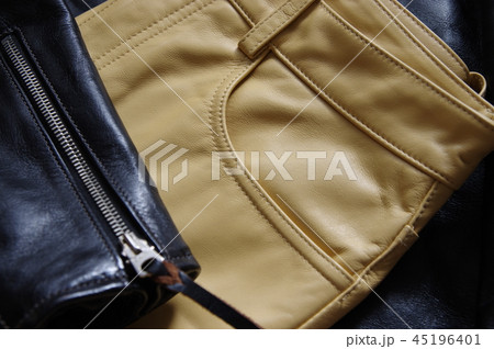 レザーパンツとレザージャケット 45196401