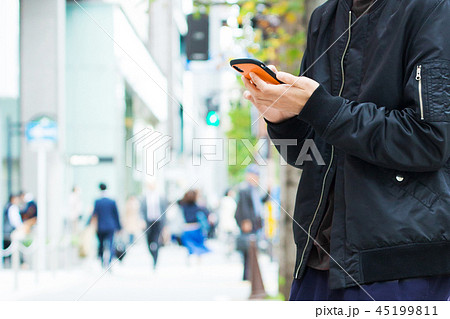 スマホを触る若い男性 スマホを触る若い男性 45199811