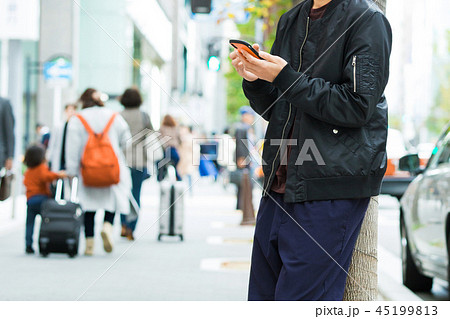 スマホを触る若い男性 45199813