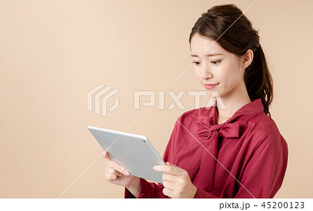 タブレットを使う女性 タブレットを使う女性 45200123