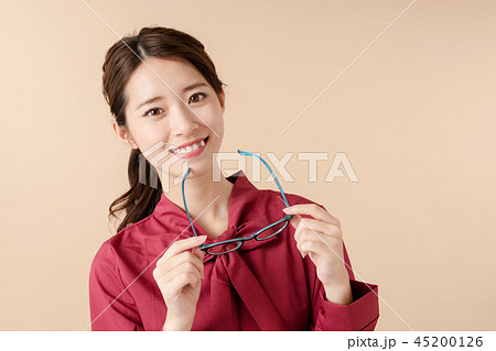 眼鏡をはずす女性 45200126