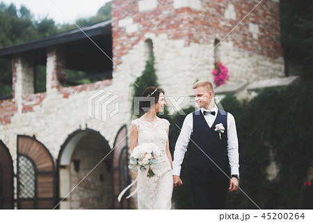 Wedding couple bride and groom holding hands 45200264