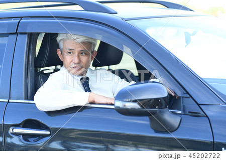 自動車を運転する　ロマンスグレーの男性 45202722