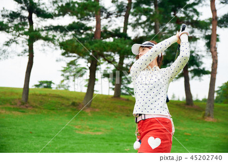 ゴルフをする女性 ゴルフをする女性 45202740