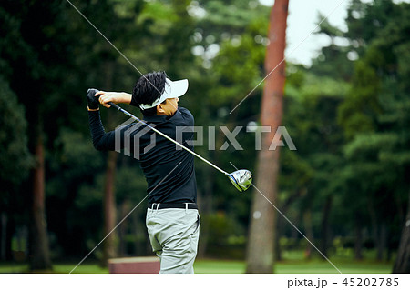 ゴルフをする男性 ゴルフをする男性 45202785
