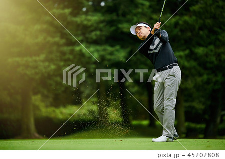 ゴルフをする男性 ゴルフをする男性 45202808