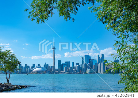 トロントアイランドからの眺めるダウンタウン トロントアイランドからの眺めるダウンタウン 45202941