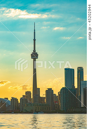 トロントアイランドからの眺める夕暮れのダウンタウン トロントアイランドからの眺める夕暮れのダウンタウン 45202944