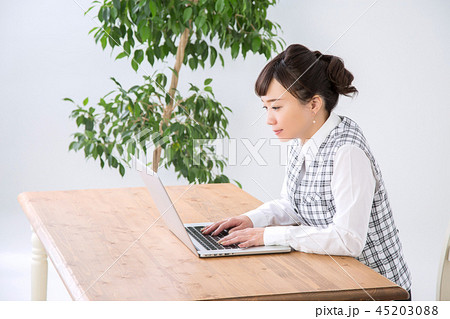 姿勢が悪い女性 姿勢が悪い女性 45203088