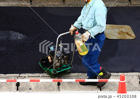 舗装　アスファルト　舗装工事　道路工事　水道工事　ガス工事　予算　12月　期末　復旧　公共事業　道路 45203108