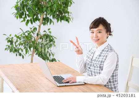 2のポーズをするビジネスウーマン 45203181