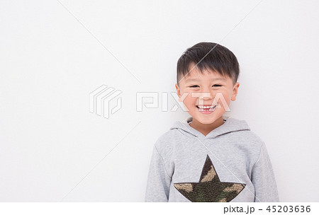 笑顔の男の子 45203636