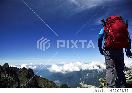 山頂に立つ登山者 山頂に立つ登山者 45205857