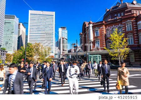 《東京都》丸の内ビジネス街・出勤する人々 《東京都》丸の内ビジネス街・出勤する人々 45205915