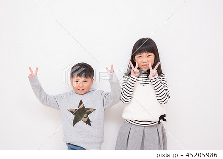 ピースをする子供 45205986
