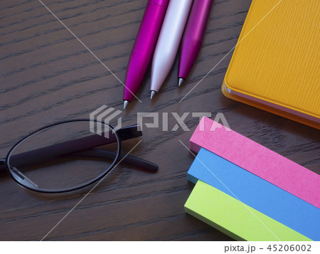 ビジネスイメージ・手帳・メガネ・付箋・女性 45206002