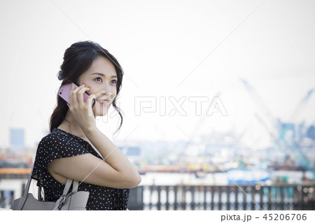 ベイサイドの女性・スマートフォン ベイサイドの女性・スマートフォン 45206706