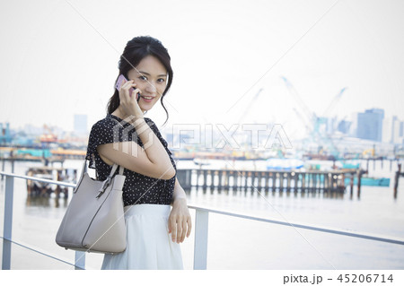 ベイサイドの女性・スマートフォン 45206714