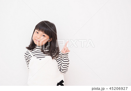 お勧めポーズをする小学生の女の子 45206927
