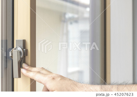 窓の鍵と男の手 窓の鍵と男の手 45207623