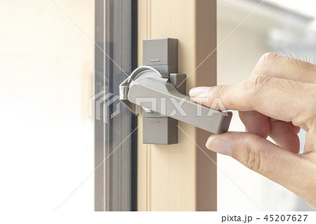 窓の鍵と男の手 45207627