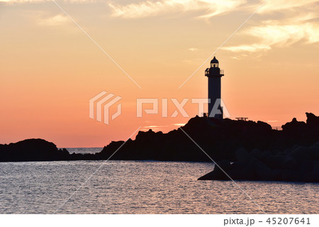 鼠ヶ関灯台の夕日 45207641