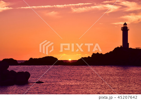 鼠ヶ関灯台の夕日 45207642