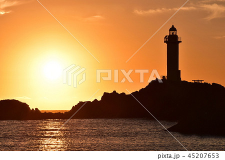 鼠ヶ関灯台の夕日 45207653