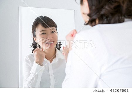 ガッツポーズする女性 45207691