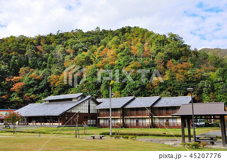 福井県おおい町 頭巾山青少年旅行村 ホテル流星館と紅葉の山並み 福井県おおい町 頭巾山青少年旅行村 ホテル流星館と紅葉の山並み 45207776