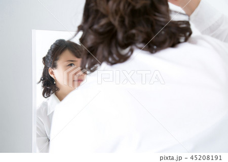 朝から不機嫌の女性 朝から不機嫌の女性 45208191