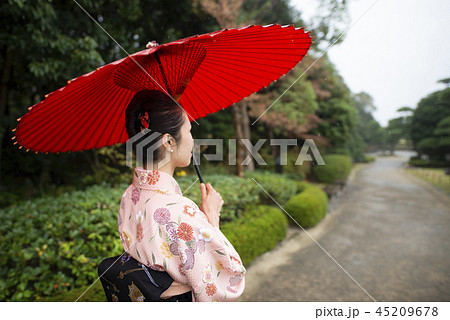 和服を着た女性 45209678