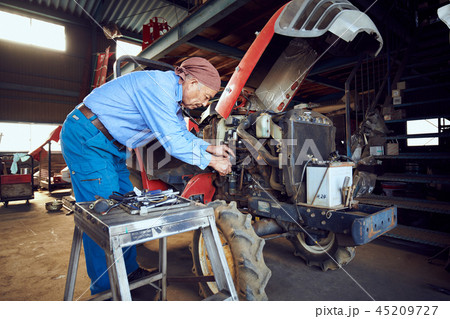 トラクターを整備するお父さん 45209727