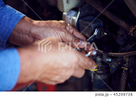 修理する手 45209738
