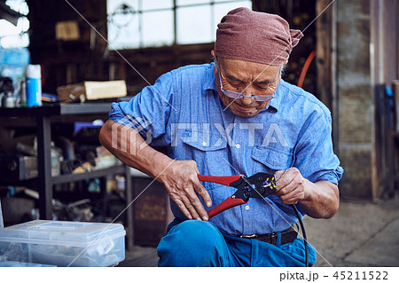 町工場　作業する男性 45211522