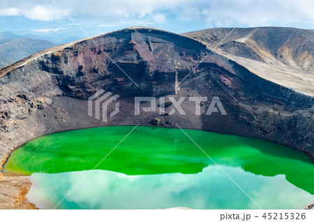 宮城蔵王の御釜火口湖五色沼と五色岳 宮城蔵王の御釜火口湖五色沼と五色岳 45215326
