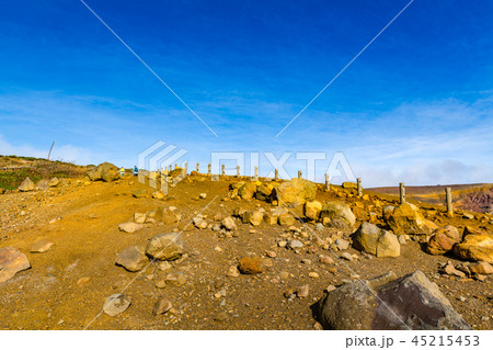 宮城蔵王熊野岳馬の背登山道指標杭とハイカー 45215453