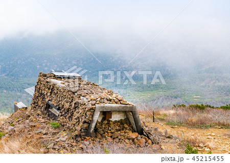 ソーラーパネルの付いた宮城の蔵王国定公園刈田岳避難小屋 45215455