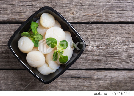 Raw scallops with salad 45216419