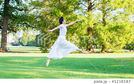 芝の上で ダンスを楽しむ女性 芝の上で ダンスを楽しむ女性 45216587