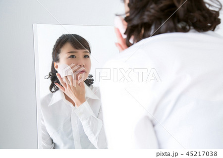 メイクする女性(困る) メイクする女性(困る) 45217038