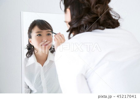 まゆげを書く女性 45217041